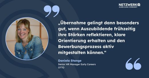 Bildzitat von Daniela Stange, Senior HR Manager bei OTTO: „Übernahme gelingt dann besonders gut, wenn Auszubildende frühzeitig ihre Stärken reflektieren, klare Orientierung erhalten und den Bewerbungsprozess aktiv mitgestalten können.“ Der Hintergrund ist in sanften Farben gehalten.