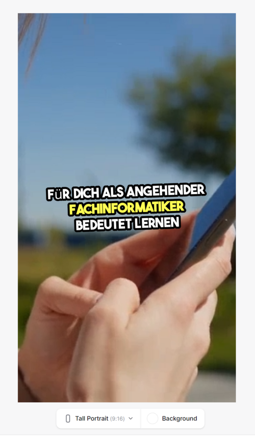 Eine Nahaufnahme einer Hand, die ein Smartphone hält. Auf dem Bildschirm steht der Text: „Für dich als angehender Fachinformatiker bedeutet lernen“. Im Hintergrund sieht man eine unscharfe, grüne Landschaft.