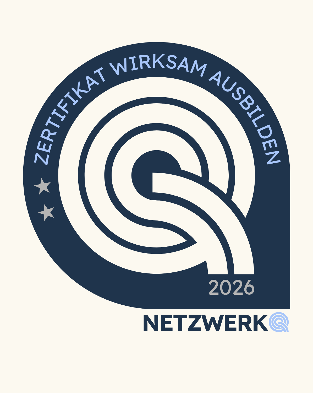 Ein rundes Zertifikat mit dem Aufdruck "ZERTIFIKAT WIRKSAM AUSBILDEN" und dem Jahr "2026". Es zeigt zudem den Begriff "NETZWERK" in stilisierter Schrift und enthält zwei Sterne. Der Hintergrund ist hell und die Farben sind überwiegend dunkel.