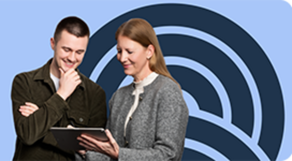 Das Bild zeigt zwei Personen, die gemeinsam auf ein Tablet schauen. Über ihnen steht der Titel "Newsletter: KI in der Ausbildung" sowie das Wort "NETZWERK". Der Hintergrund ist in einem sanften Blau gehalten.
