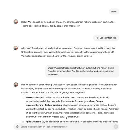 Ein Chatverlauf über Projektmanagement. Eine Person fragt nach Unterschieden zwischen dem Wasserfallmodell und agilen Methoden. Die Antwort beschreibt das Wasserfallmodell als strukturiert und auf Standards ausgerichtet, während agile Methoden Flexibilität betonen.