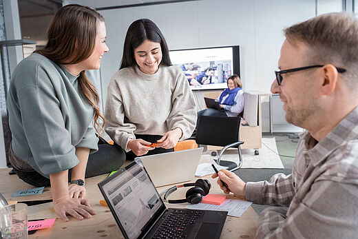 Zwei Frauen arbeiten gemeinsam am Laptop im Büro