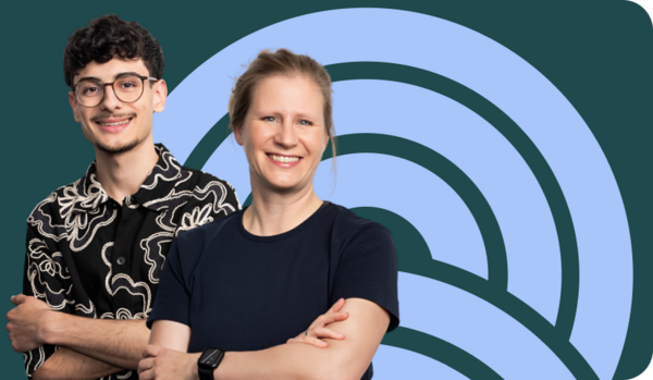 Bildbeschreibung: Zwei Personen stehen nebeneinander, lächelnd. Links ist ein junger Mann mit Brille und einem bedruckten Hemd, rechts eine Frau mit kurzen Haaren in einem einfarbigen Oberteil. Über ihnen steht der Titel "Newsletter Ausbildungmarketing", unter dem das Wort "NETZWERK" hervorgehoben ist.