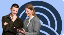 Zwei Personen, ein Mann und eine Frau, schauen auf ein Tablet. Der Hintergrund ist blau mit einem grafischen Muster. Der Text informiert über einen Newsletter zum Thema "KI in der Ausbildung".