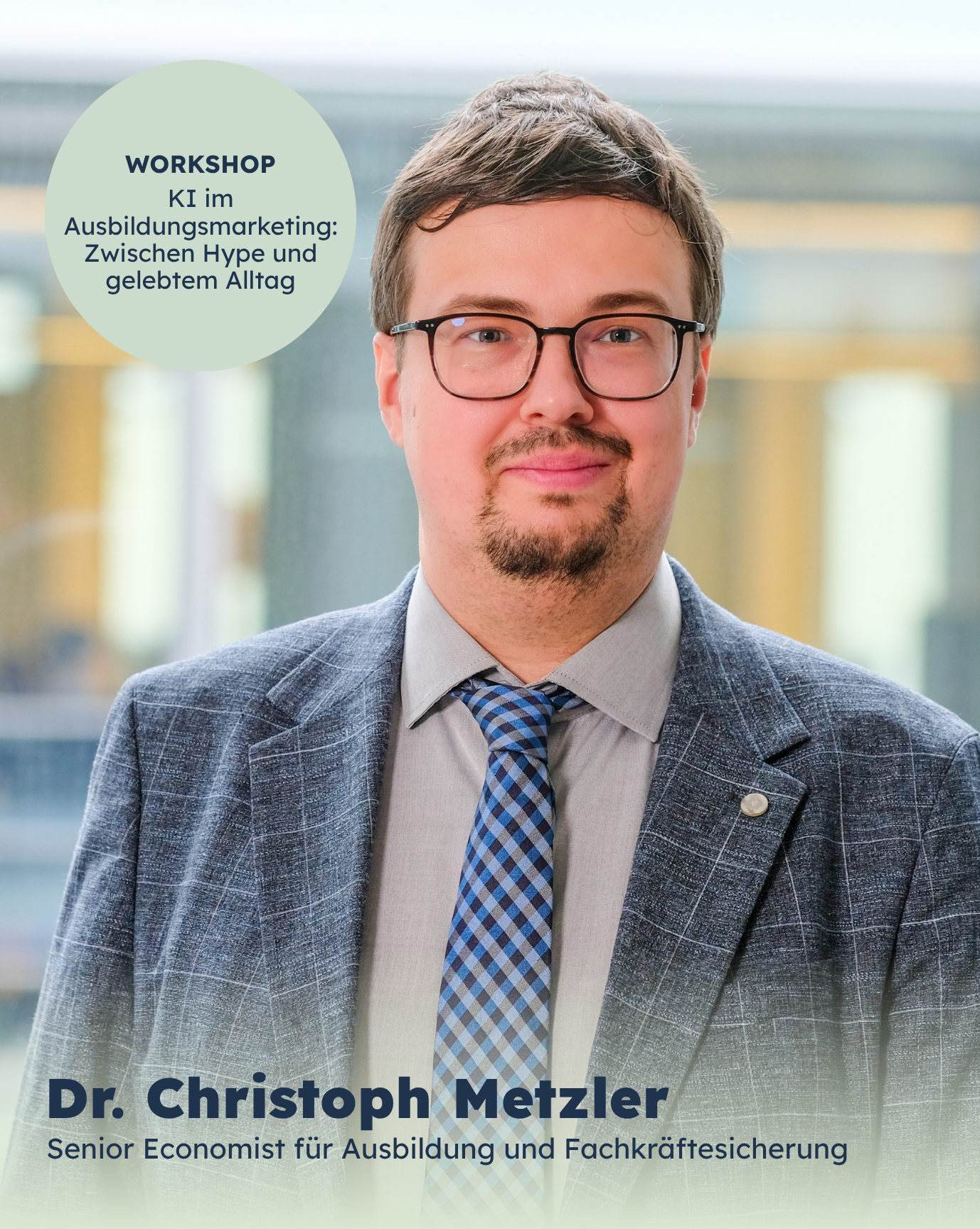 Porträt von Dr. Christoph Metzler in einem Anzug mit Krawatte. Er hat Brillen und blickt freundlich in die Kamera. Über dem Bild steht der Titel des Workshops: "KI im Ausbildungsmarketing: Zwischen Hype und gelebtem Alltag".