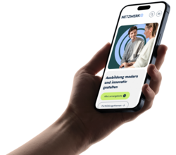 Ein Hand hält ein Smartphone, das eine Webseite zeigt. Die Anzeige betont die moderne und innovative Gestaltung von Ausbildungen, unterstützt durch Bilder von zwei Personen im Gespräch. Ein Button lädt dazu ein, mehr über Lernangebote zu erfahren.