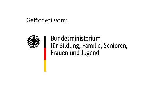 Förderhinweis des Bundesministeriums für Bildung, Familie, Senioren, Frauen und Jugend. Das Logo zeigt einen Bundesadler sowie die Farben Schwarz, Rot und Gold der deutschen Flagge.