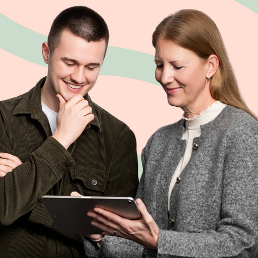 Ein junger Mann und eine Frau stehen nebeneinander und betrachten gemeinsam ein Tablet. Der Mann lächelt nachdenklich, während die Frau aufmerksam auf den Bildschirm schaut. Im Hintergrund sind sanfte, farbige Wellenmuster zu sehen.