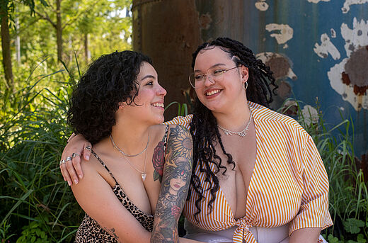 Zwei Frauen schauen sich verliebt an