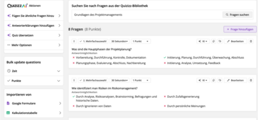 Screenshot einer Quiz-Anwendung, die Fragen zum Projektmanagement zeigt. Es sind zwei Fragen sichtbar, jeweils mit Zeitvorgaben und Punktzahlen. Die Fragen behandeln Themen wie Hauptphasen des Projektmanagements und Risikomanagement. Optionen zur Bearbeitung sind ebenfalls vorhanden.