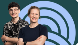 Das Bild zeigt zwei Personen, die lächeln. Der Titel „Ausbildungsmarketing“ und das Wort „Newsletter“ sind deutlich sichtbar. Der Hintergrund ist in einem dunklen Farbton gehalten.