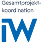 Das Bild zeigt den Text "Gesamtprojektkoordination" über einer blauen Grafik in Form des Buchstabens "W".