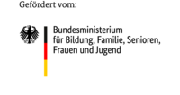 Das Bild enthält den Hinweis "Gefördert vom:" gefolgt vom Logo des Bundesministeriums für Bildung, Familie, Senioren, Frauen und Jugend in Deutschland. Das Logo zeigt einen deutschen Bundesadler und die Farben der deutschen Flagge.